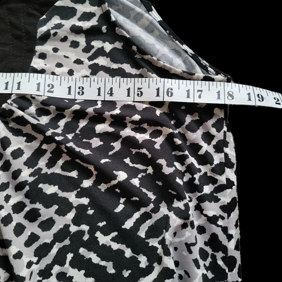 Black and White Geometric Pattern Sweater - Picture 8 of 9